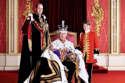 Nova foto da coroação de Charles III mostra príncipes da linha de sucessão<!-- NICAID(15427550) -->