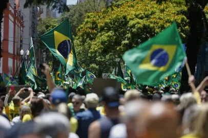 ***EM BAIXA***PORTO ALEGRE, RS, BRASIL, 02/11/2022-Mainifestantes a favor de Bolsonaro promovem ato pedindo intervenção militar em Porto Alegre. Foto: Lauro Alves  / Agencia RBS<!-- NICAID(15253500) -->