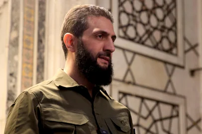 The leader of Syria's Islamist Hayat Tahrir al-Sham (HTS) group that headed a lightning rebel offensive snatching Damascus from government control, Abu Mohammed al-Jolani, address a crowd at the capital's landmark Umayyad Mosque on December 8, 2024. Jolani, now using his real name Ahmed al-Sharaa, gave a speech as the crowd chanted "Allahu akbar (God is greatest)," a video shared by the rebels on their Telegram channel showed. (Photo by Aref TAMMAWI / AFP)Editoria: WARLocal: DamascusIndexador: AREF TAMMAWISecao: armed conflictFonte: AFPFotógrafo: STR<!-- NICAID(15931028) -->