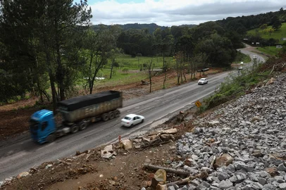 CAXIAS DO SUL, RS, BRASIL, 03/10/2024. RS-453, Rota do Sol, no ponto onde a adutora do Samae rompeu em maio, com diversos buracos e desníveis no asfalto. Vamos ver com o Daer, que seria o responsável pela contenção da encosta e recuperação do asfalto no trecho, porque a situação está assim. (Bruno Todeschini/Agência RBS)<!-- NICAID(15881735) -->