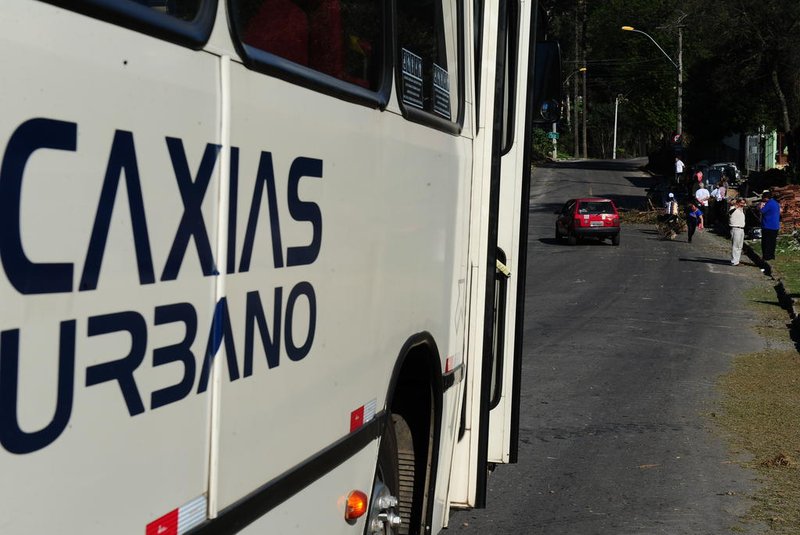 CAXIAS DO SUL, RS, BRASIL, 12/08/2015 - Moradores bloquearam a Rua Luis Covolan, na entrada do bairro Reolon, protestando contra mudanças nos itinerários dos ônibus. Desde o início das obras do SIM Caxias, os coletivos que passam pelo local não levam mais os moradores até a BR-116. (JONAS RAMOS/AGÊNCIA RBS)<!-- NICAID(11608254) -->