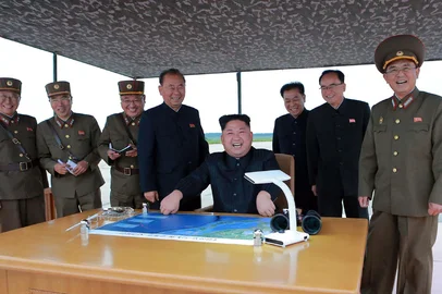 Esta foto da Agência Central Coreana de Notícias da Coreia do Norte (KCNA), tomada em 29 de agosto de 2017 e lançada em 30 de agosto de 2017, mostra o líder norte-coreano Kim Jong-Un (C) assistindo o lançamento de um foguete balístico estratégico intermediário Hwasong- 12 em um local não revelado perto de Pyongyang.A Coréia do Norte, com armas nucleares, disse que, no dia anterior, disparou um míssil sobre o Japão no primeiro dia, a primeira vez que reconheceu fazê-lo. / AFP PHOTO / KCNA VIA KNS / STR / Coreia do Sul OUT / REPÚBLICA DA COREIA OUT --- NOTA DE REDESTAÇÃO --- RESTRINGIDA PARA USO EDITORIAL - CRÉDITO OBRIGATÓRIO "AFP PHOTO / KCNA VIA KNS" - SEM MARKETING SEM CAMPANHAS PUBLICITÁRIAS - DISTRIBUÍDAS COMO UM SERVIÇO PARA CLIENTESESTA IMAGEM FOI DISPONIBILIZADA POR UM TERCEIRO. A AFP NÃO PODE VERIFICAR INDEPENDENTEMENTE A AUTENTICIDADE, LOCALIZAÇÃO, DATA E CONTEÚDO DESTA IMAGEM. ESTA FOTO É DISTRIBUIDA EXACTAMENTE COMO RECEBIDO PELA AFP. / A menção errada [s] que aparece nos metadados desta foto pela STR foi modificada nos sistemas AFP da seguinte maneira: [em um local não revelado perto de Pyongyang] em vez de [em Pyongyang]. Remova imediatamente as menções erradas [s] de todos os seus serviços on-line e exclua-os dos seus servidores. Se você tiver sido autorizado pela AFP para distribuí-los (terceiros) a terceiros, assegure-se de que as mesmas ações sejam realizadas por eles. O incumprimento imediato dessas instruções implicará responsabilidade da sua parte por qualquer uso de notificação contínua ou posterior. Por isso, agradecemos muito por toda a sua atenção e ação imediata. Lamentamos o inconveniente que esta notificação pode causar e permanecer à sua disposição para qualquer informação adicional que você precise.<!-- NICAID(13119600) -->
