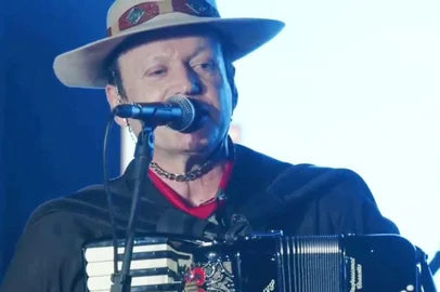 Airton Machado, vocalista do Garotos de Ouro, morreu aos 62 anos em acidente com o ônibus da banda<!-- NICAID(14887950) -->