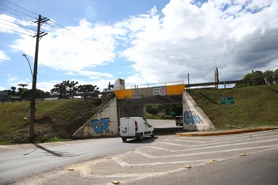 CAXIAS DO SUL, RS, BRASIL, 23/02/2026. A duplicação na ERS-122 contempla, além da nova ponte sobre o Arroio Tega (km 74), a construção de duas Obras de Arte Especiais (OAEs) nos quilômetros 71 e 78. Na foto, km 78 onsse será construído um novo viaduto de 40 metros de comprimento, com pista dupla em cada sentido e altura livre de 5,5 metros, transpondo a Rua Ludovico Cavinato, principal acesso ao bairro Nossa Senhora da Saúde e aos pavilhões da Festa da Uva. (Porthus Junior/Agências RBS)<!-- NICAID(16231332) -->