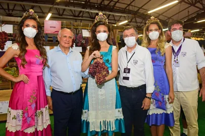 Senador Lasier Martins (Podemos) visita a Festa da Uva. Na foto, com o trio de soberanas, rainha Pricila Zanol e princesas Bianca Fabro Ott e Bruna Mallmann, o prefeito Adiló Didomenico, a vice-prefeita Paula Ioris e o presidente da Comissão Comunitária da Festa, Fernando Bertotto. Foto: Andreia Copini / Divulgação<!-- NICAID(15028642) -->