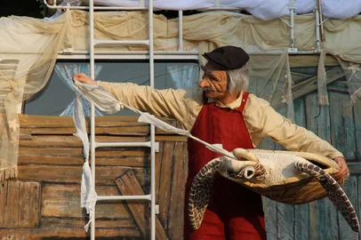 Vai rolar entre os dias 4 e 8 de agosto a 7ª edição do Tem Gente Teatrando Pelos Bairros de Caxias do Sul. Ao todo, serão nove apresentações gratuitas, desde a Praça Dante Alighieri, no Centro, passando ainda pelos bairros Nossa Senhora de Fátima, São  Ciro, Reolon e Santa Fé.FOTO: Superfície do Tempo, espetáculo de rua da companhia Tem Gente Teatrando foi o escolhido para circular nesta edição.<!-- NICAID(16090904) -->