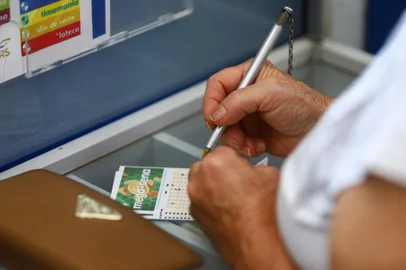 CAXIAS DO SUL, RS, BRASIL, 30/12/2024. A reportagem visitou lotéricas de Caxias do Sul para conferir o movimento de apostas na Mega da Virada. (Bruno Todeschini/Agência RBS)Indexador: Bruno Todeschini<!-- NICAID(15944519) -->