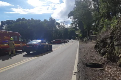 Na tarde deste domingo 28, a Polícia Rodoviária Federal atendeu grave acidente de trânsito, do tipo colisão transversal, entre 2 veículos na BR 116 em São Marcos. Duas pessoas ficaram gravemente feridas.Conforme levantamento da equipe no local, um Celta ocupado por um casal de jovens ia de Caxias a Vacaria quando o condutor perdeu o controle do veículo numa curva à altura do km 109, atravessando a pista e sendo atingido em sua lateral por uma Ecosport que seguia na direção contrária.Os 2 ocupantes do Celta, um casal de Vacaria, de 20 e 18 anos de idade, foi socorrido pela SAMU em estado grave. O condutor da Ecosport, senhor de 71 anos que mora em São Marcos, teve apenas ferimentos leves e foi liberado.A PRF sinalizou o local até a remoção das vítimas e se deslocou para atendimento de outro acidente a 30 quilômetros dali.<!-- NICAID(14744884) -->