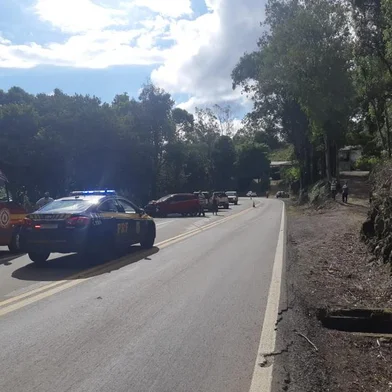 Na tarde deste domingo 28, a Polícia Rodoviária Federal atendeu grave acidente de trânsito, do tipo colisão transversal, entre 2 veículos na BR 116 em São Marcos. Duas pessoas ficaram gravemente feridas.Conforme levantamento da equipe no local, um Celta ocupado por um casal de jovens ia de Caxias a Vacaria quando o condutor perdeu o controle do veículo numa curva à altura do km 109, atravessando a pista e sendo atingido em sua lateral por uma Ecosport que seguia na direção contrária.Os 2 ocupantes do Celta, um casal de Vacaria, de 20 e 18 anos de idade, foi socorrido pela SAMU em estado grave. O condutor da Ecosport, senhor de 71 anos que mora em São Marcos, teve apenas ferimentos leves e foi liberado.A PRF sinalizou o local até a remoção das vítimas e se deslocou para atendimento de outro acidente a 30 quilômetros dali.<!-- NICAID(14744884) -->