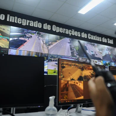 CAXIAS DO SUL, RS, BRASIL, 03/04/2024. A reportagem foi até o Centro Integrado de Operações de Caxias do Sul (CIOP), para pauta sobre os primeiros seis meses de funcionamento da unidade. (Bruno Todeschini/Agência RBS)Indexador: BTK<!-- NICAID(15724267) -->