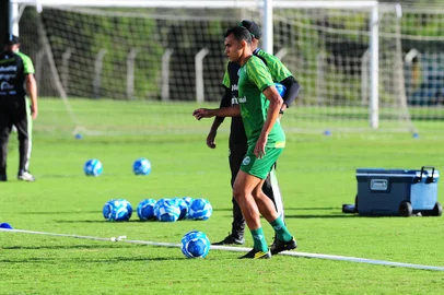 CAXIAS DO SUL, RS, BRASIL, 10/04/2023. Treino do Juventude no Centro de Formação de Atletas e Cidadãos (Cfac). O Ju se prepara para a estreia na Série B do Campeonato Brasileiro 2023. Na foto, zagueiro Romércio. (Porthus Junior/Agência RBS)Indexador:                                 <!-- NICAID(15399172) -->