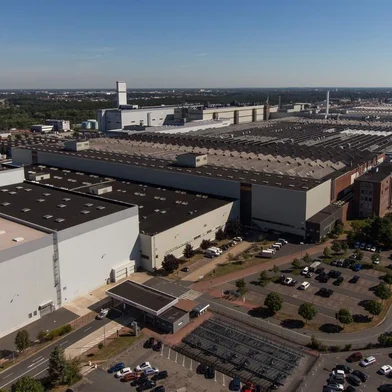 A fábrica de vans da Volkswagen em Hannover, na Alemanha, tem 13,5 mil funcionários, o triplo da unidade da General Motors (GM) em Gravataí, no Rio Grande do Sul. Até por isso, o complexo da montadora alemã conta com uma estação de bombeiros e um hospital dentro. São 5,5 mil robôs montando os veículos, que precisam de insumos que movimentam 50 mil contêineres por dia na unidade fundada em 1955. Foi a segunda das atuais mais de 120 operações da Volks no mundo.Na cidade para a cobertura da feira industrial de Hannover, a coluna visitou a indústria com o presidente da Federação das Indústrias do Rio Grande do Sul, Gilberto Petry. Percorremos, em uma das vans, os principais espaços de fabricação e montagem. A automação mostra que, caso não fosse intensa desta forma, seriam necessários muito mais funcionários.<!-- NICAID(15743763) -->