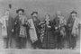 Os seis filhos do patriarca Pietro De Bastiani. Da esquerda para a direita estão Giuseppe, Francesco, Fermo, Santina, Valentino e Girolamo.<!-- NICAID(11953839) -->