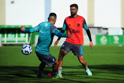 CAXIAS DO SUL, RS, BRASIL, 07/03/2025. Treino do Juventude no Centro de Formação de Atletas e Cidadãos (Cfac). A equipe disputa a série A do Campeonato Brasileiro. Na foto, volante Jadson. (Porthus Junior/Agência RBS)Indexador: BTK                             <!-- NICAID(15991018) -->