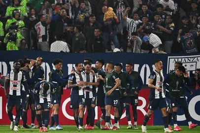 Alianza Lima's Argentine forward #25 Gaspar Gentile (covered) celebrates with his teammates after scoring his team's first goal during the Copa Sudamericana knockout round play-off football match between Peru's Alianza Lima and Brazil's Gremio, at the Alejandro Villanueva stadium in Lima, on July 16, 2025. (Photo by ERNESTO BENAVIDES / AFP)Editoria: SPOLocal: LimaIndexador: ERNESTO BENAVIDESSecao: soccerFonte: AFPFotógrafo: STF<!-- NICAID(16082155) -->