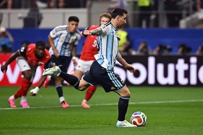 Argentina's forward #10 Lionel Messi shoots and misses a penalty kick  during the 2026 World Cup Group J football match between Argentina and Austria at the Dallas Stadium in Arlington on June 22, 2026.  (Photo by Paul ELLIS / AFP)Editoria: SPOLocal: ArlingtonIndexador: PAUL ELLISSecao: world championshipFonte: AFPFotógrafo: STF<!-- NICAID(16311909) -->