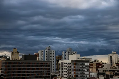 Altas temperaturas resultam em temporal e chuva forte no Estado do RS.Indexador: DF<!-- NICAID(15984575) -->