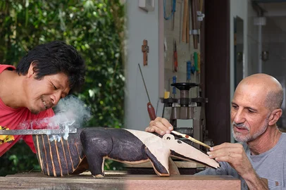 Diálogo inédito entre joalheria, escultura e artesanato M'byá Guarani reúne 33 obras em Porto AlegreProdução coletiva é marcada pela originalidade e aprendizado entre o escultor Cesar Cony e o artesão Jaime Valdir da Silva<!-- NICAID(15997361) -->