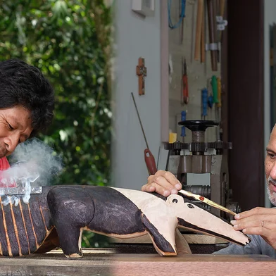 Diálogo inédito entre joalheria, escultura e artesanato M'byá Guarani reúne 33 obras em Porto AlegreProdução coletiva é marcada pela originalidade e aprendizado entre o escultor Cesar Cony e o artesão Jaime Valdir da Silva<!-- NICAID(15997361) -->