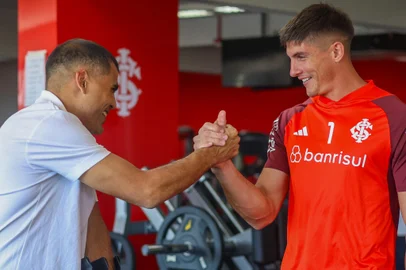 Após cirurgia, Gabriel Mercado volta a Porto Alegre para seguir tratamento no Inter<!-- NICAID(15901442) -->