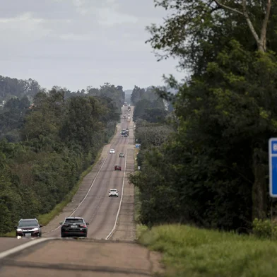 Eldorado do Sul, RS, Brasil, 08-07-2024: Trecho com obras paralisadas de duplicação da BR-290, entre os quilômetros 112 e 172. Foto: Mateus Bruxel / Agência RBSIndexador: MATEUS BRUXEL<!-- NICAID(15808789) -->