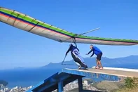 Um vídeo registrou o momento do salto do piloto de asa-delta Marcelo Arbos Diniz, 54 anos, que morreu após sofrer uma queda de aproximadamente 40 metros, em Caraguatatuba, no litoral norte de São Paulo. O acidente ocorreu no Morro Santo Antônio, ponto conhecido da cidade para a prática de voo livre, neste domingo (13).<!-- NICAID(16080458) -->