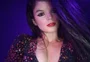 Entenda como Valeria Almeida, cover de Selena Gomez, tornou-se uma das artistas mais ouvidas do Brasil