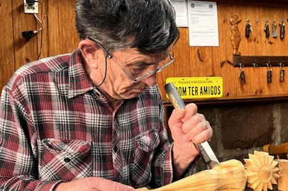 Orivaldo da Silva Marques, mais conhecido como Xixo, será homenageado com o troféu Elisabeth Rosenfeld. Esta será a primeira vez que a distinção será entregue pela Câmara, tendo em vista que a homenagem foi criada no ano passado por meio da Lei 4.121 de 23/11/2023. A entrega ocorrerá em sessão solene que acontecerá nesta quarta-feira, dia 16, na Câmara de Vereadores de Gramado, às 18 horas.<!-- NICAID(15510459) -->
