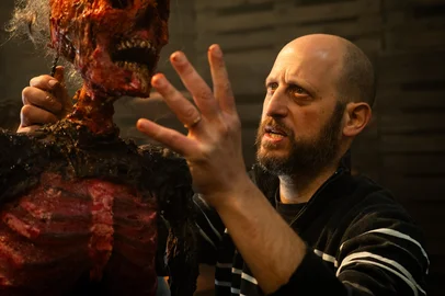 O diretor Kapel Furman nos bastidores do filme Remanente: Voltagem (2026)<!-- NICAID(16270668) -->