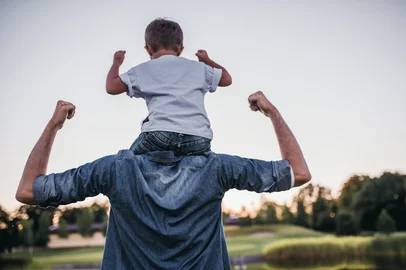 Dad and son having fun outdoors.Fonte: 164045311<!-- NICAID(15852057) -->