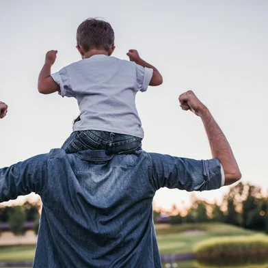 Dad and son having fun outdoors.Fonte: 164045311<!-- NICAID(15852057) -->