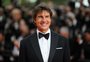 Diretor de "Missão Impossível" compartilha imagem de Tom Cruise pendurado em avião