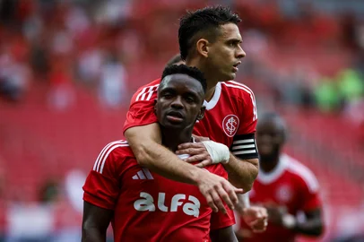 Duda Fortes / Agencia RBS Porto Alegre, RS, Brasil, 15.02.25 - Internacional vs Monsoon, no Beira-Rio, pelo Campeonato Gaúcho de Futebol. 2º gol do jogo, lance de Carbonero e gol contra do Monsoon. - Foto: Duda Fortes/Agencia RBSIndexador: DF<!-- NICAID(15977226) -->