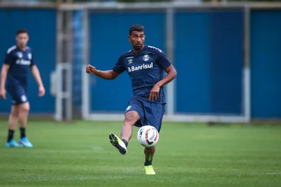 O volante Thiago Santos participa de treino do Grêmio no CT Luiz Carvalho.<!-- NICAID(15206238) -->