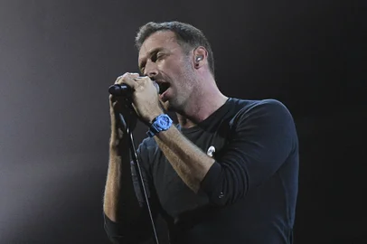 Chris Martin of British band 'Coldplay' duets with a recording of late British pop icon George Michael during the BRIT Awards 2017 ceremony and live show in London on February 22, 2017. (Photo by Justin TALLIS / AFP) / RESTRICTED TO EDITORIAL USE, TO ILLUSTRATE THE EVENT AS SPECIFIED IN THE CAPTION, NO POSTERS, NO USE IN PUBLICATIONS DEVOTED TO ARTISTSEditoria: ACELocal: LondonIndexador: JUSTIN TALLISSecao: musicFonte: AFPFotógrafo: STF<!-- NICAID(14978397) -->