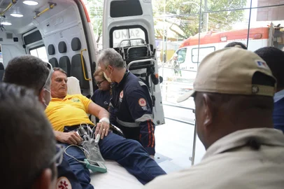 Former Brazilian president Jair Bolsonaro arrives by ambulance at the Rio Grande Hospital in Natal, Rio Grande do Norte state, Brazil on April 11, 2025. Brazilian former president Jair Bolsonaro, who was stabbed at an election rally in 2018, was rushed to hospital by helicopter on April 11, 2025, with "severe pain" in his abdomen, a party spokesman said. Bolsonaro, 70, was at a party event in the northeastern state of Rio Grande do Norte when he fell unwell "linked to the 2018 stabbing," the spokesman told AFP. (Photo by MAGNUS NASCIMENTO / AFP)Editoria: POLLocal: NatalIndexador: MAGNUS NASCIMENTOSecao: politics (general)Fonte: AFPFotógrafo: STR<!-- NICAID(16015150) -->