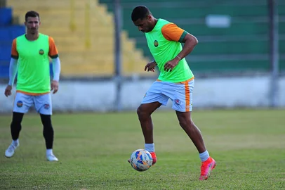VERANÓPOLIS, RS, BRASIL, 10/07/2025. Treino do Veranópolis no estádio Antônio David Farina. O VEC está disputando Campeonato Gaúcho Série A2, Divisão de Acesso. Na foto, atacante Romário. (Porthus Junior/Agência RBS)<!-- NICAID(16078444) -->