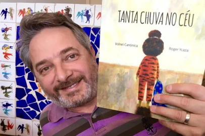 Volnei Canônica com o livro Tanta Chuva no Céu<!-- NICAID(14750411) -->
