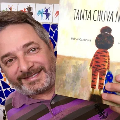 Volnei Canônica com o livro Tanta Chuva no Céu<!-- NICAID(14750411) -->