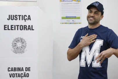 Brazil's mayoral candidate for Sao Paulo, Pablo Marçal, for the Partido Renovador Trabalhista Brasileiro (PRTB) gestures before casting his vote during the municipal elections first round in Sao Paulo, Brazil, on October 6, 2024. Brazilians go to the polls Sunday to elect mayors and councillors in more than 5,500 cities after a vitriolic, sometimes violent campaign two years after presidential elections that polarized Latin America's biggest country. (Photo by Miguel SCHINCARIOL / AFP)Editoria: POLLocal: Sao PauloIndexador: MIGUEL SCHINCARIOLSecao: local electionsFonte: AFPFotógrafo: STR<!-- NICAID(15884265) -->