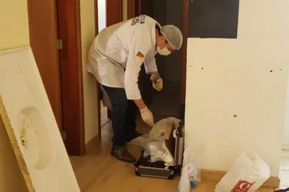 EM BAIXA - fotos da perícia no apartamento onde mulher foi esquartejada em Canoas<!-- NICAID(14729756) -->