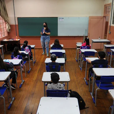 CAXIAS DO SUL, RS, BRASIL, 21/02/2022 - Volta às aulas na rede estadual teve reencontro, ansiedade e escolas ainda sem energia elétrica em Caxias. NA FOTO: Karina Marchi Krindges, professora. (Marcelo Casagrande/Agência RBS)<!-- NICAID(15022501) -->