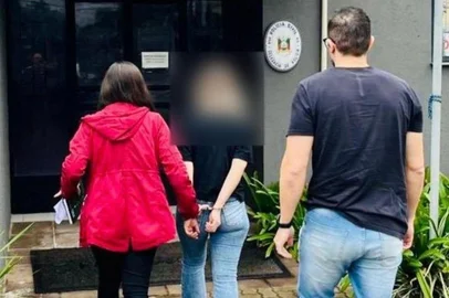 Namorada de farmacêutico suspeito de vender drogas e medicamentos sem receita é presa em Dois Irmãos