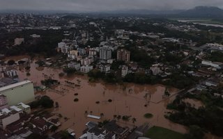 LAJEADO, RS, BRASIL, 19-06-2025: Imagens aéreas mostram o avanço do nível do Rio Taquari na região central de Lajeado. Foto: Renan Mattos / Agência RBS<!-- NICAID(16063402) -->