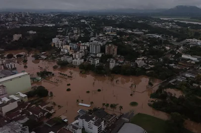 LAJEADO, RS, BRASIL, 19-06-2025: Imagens aéreas mostram o avanço do nível do Rio Taquari na região central de Lajeado. Foto: Renan Mattos / Agência RBS<!-- NICAID(16063402) -->