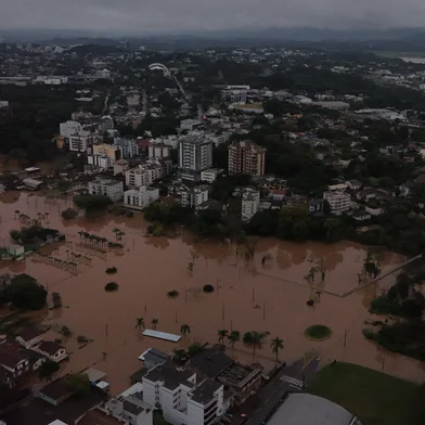 LAJEADO, RS, BRASIL, 19-06-2025: Imagens aéreas mostram o avanço do nível do Rio Taquari na região central de Lajeado. Foto: Renan Mattos / Agência RBS<!-- NICAID(16063402) -->
