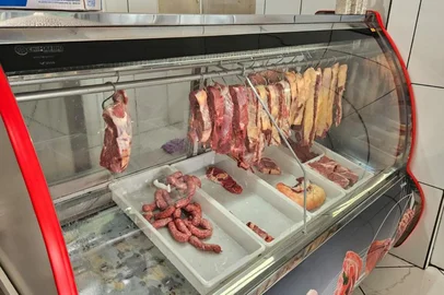 Independência: fiscalização interdita um mercado e apreende 2 toneladas de produtos impróprios<!-- NICAID(16009245) -->