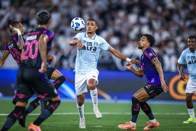 Gremio x BotafogoRS - FUTEBOL/CAMPEONATO BRASILEIRO 2025/GREMIO X BOTAFOGO - ESPORTES - Lance da partida entre Gremio e Botafogo disputada na noite deste sabado, no Estadio do Engenhao, no Rio de Janeiro partida valida pela Campeonato Brasileiro 2025. FOTO: LUCAS UEBEL/GREMIO FBPAEditoria: SPOLocal: Rio de JaneiroIndexador: Lucas UebelSecao: futebolFonte: Gremio.netFotógrafo: Gremio x Botafogo<!-- NICAID(16172574) -->