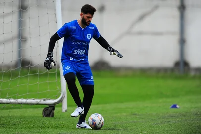 CAXIAS DO SUL, RS, BRASIL, 12/03/2025. Treino do Caxias no CT Baixada Rubra Vanderlei Bersaghi. A SER Caxias está se preparando para a estreia da série C do Campeonato Brasileiro 2025. Na foto, goleiro Thiago Coelho. (Porthus Junior/Agência RBS)Indexador: BTK                             <!-- NICAID(15994398) -->