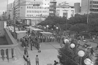 A abertura da Feira do Livro de 1984, no antigo calçadão, em Caxias do Sul. Edição de 40 anos atrás contou com livrarias como do Globo, Maneco, Rossi e Sulina, além da Educs.<!-- NICAID(15877034) -->